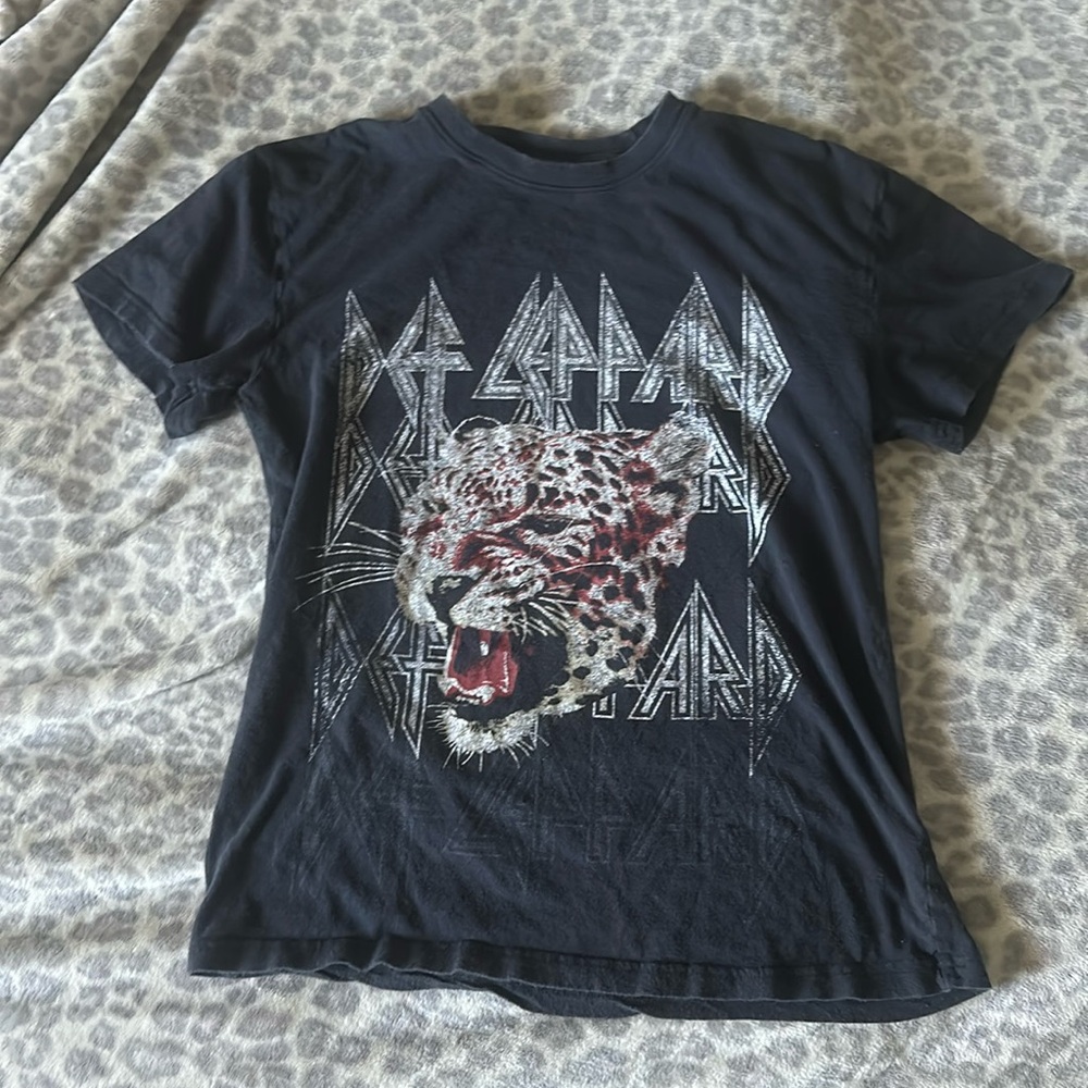 Cute leopard graphic tee! 🐆